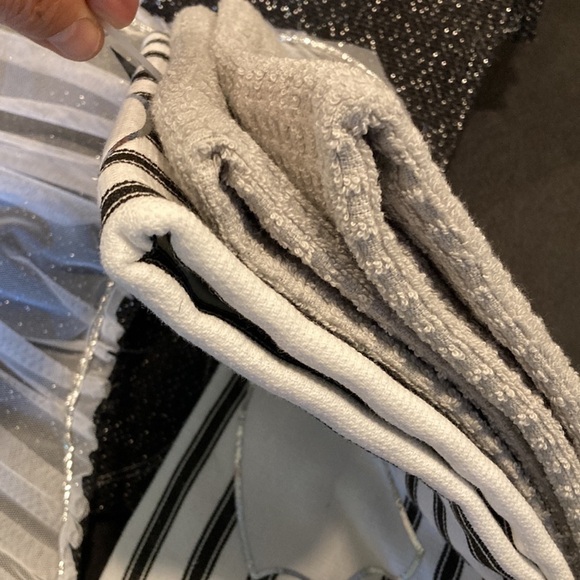 NWT CYNTHIA ROWLEY CURIOUS GHOST TABLE RUNNER & GHOST TOWELS - Picture 9 of 10